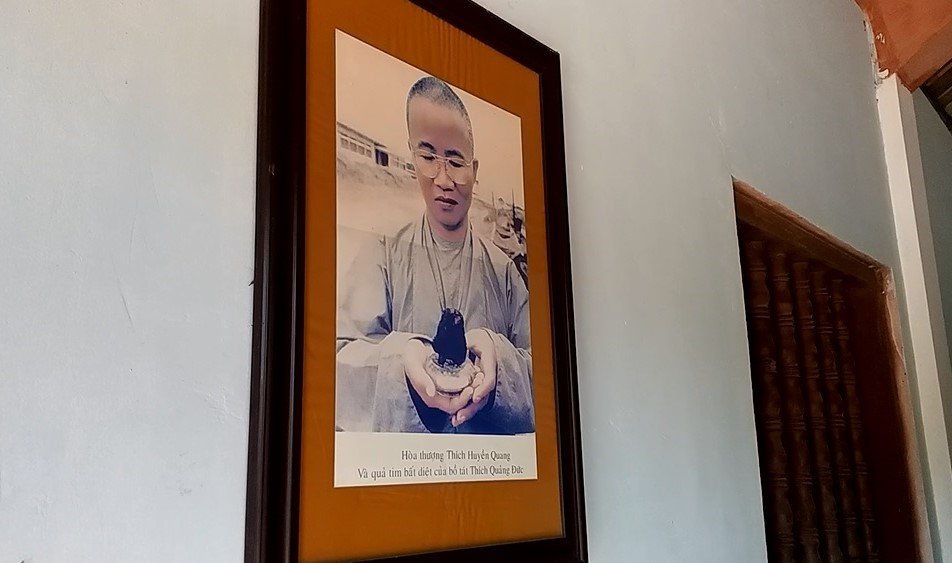 chiem-nguong-chiec-xe-lich-su-o-chua-thien-mu