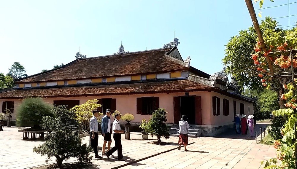 chiem-nguong-chiec-xe-lich-su-o-chua-thien-mu
