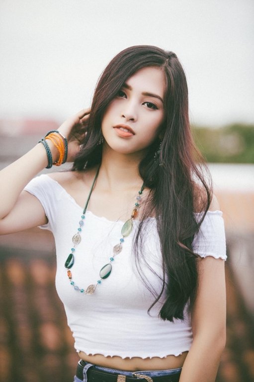 hoa-hau-tieu-vy-tung-bo-anh-bikini-nong-bong