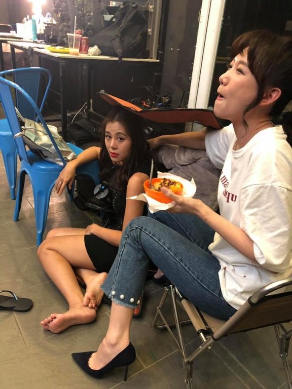 nam-thu-te-lot-ghe-vi-mai-tam-chuyen-hari-won-cuoi-phun-thuc-an