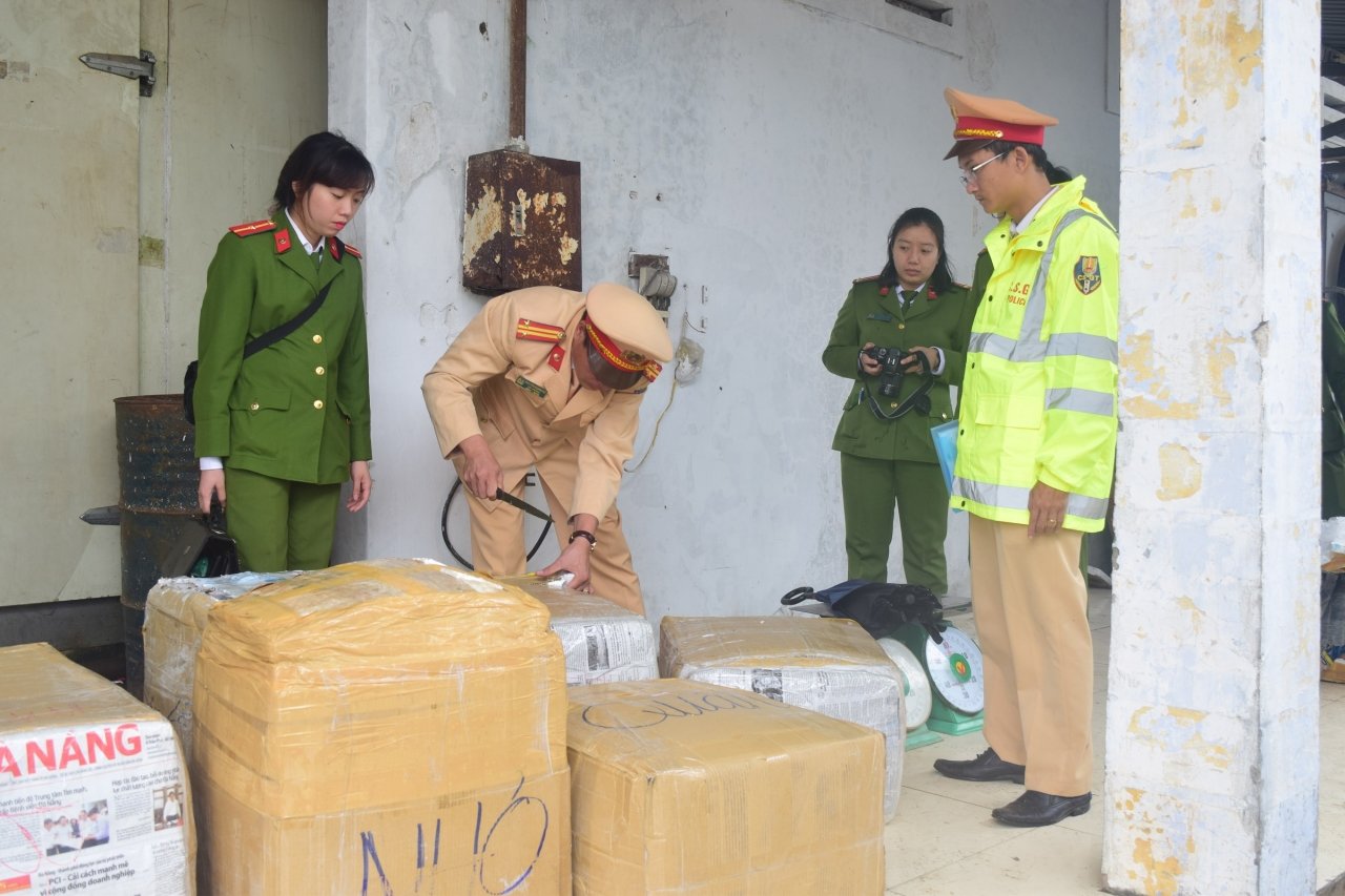 thua-thien-hue-chan-dung-chiec-xe-cho-hon-25-tan-noi-tang-dong-vat-khong-ro-nguon-goc