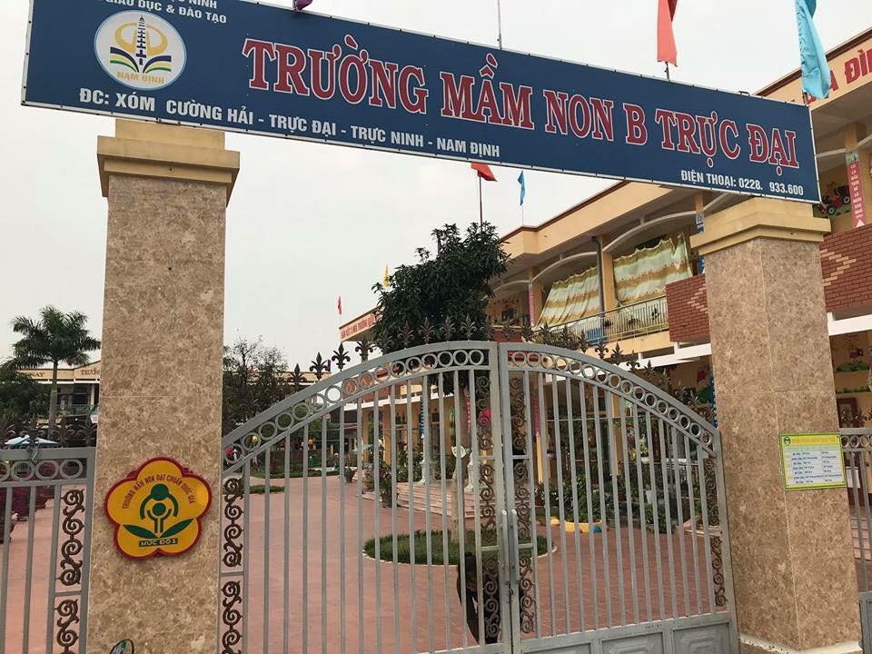 nam-dinh-xon-xao-hinh-anh-be-trai-bi-buoc-day-nhot-trong-phong-o-truong-mam-non
