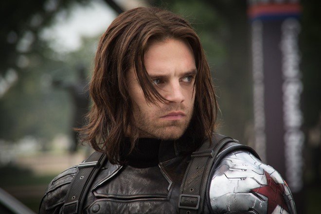 sao-captain-america-khoa-than-lai-xe-tren-pho