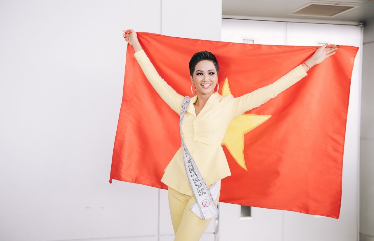 sao-viet-hom-nay-he-lo-3-mau-vay-cuoi-cua-a-hau-thanh-tu-hhen-nie-chinh-thuc-len-duong-du-thi-miss-universe-2018