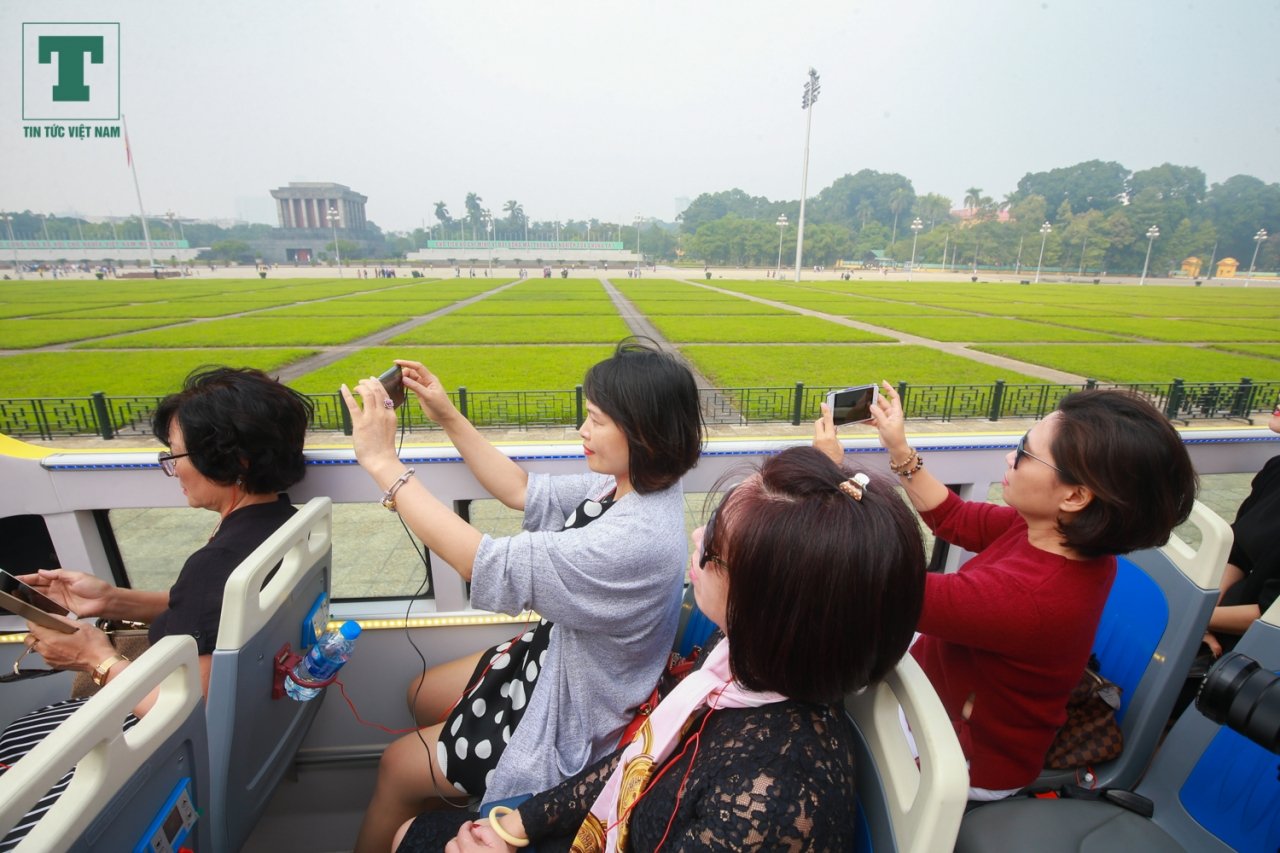 dua-vao-khai-thac-tuyen-buyt-thoang-noc-phuc-vu-du-lich-tai-ha-noi