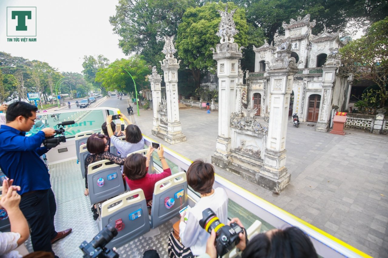 dua-vao-khai-thac-tuyen-buyt-thoang-noc-phuc-vu-du-lich-tai-ha-noi