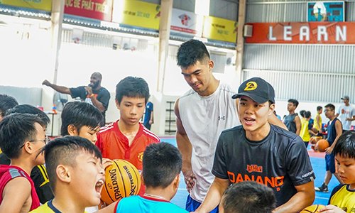 Horace Nguyễn (phải, áo đen) và Chris Dierker, chàng cầu thủ gốc Việt cao hơn 2m, trong một buổi tập với các em nhỏ tại trung tâm phát triển bóng rổ Đà Nẵng. Ảnh: Đà Nẵng Dragons.