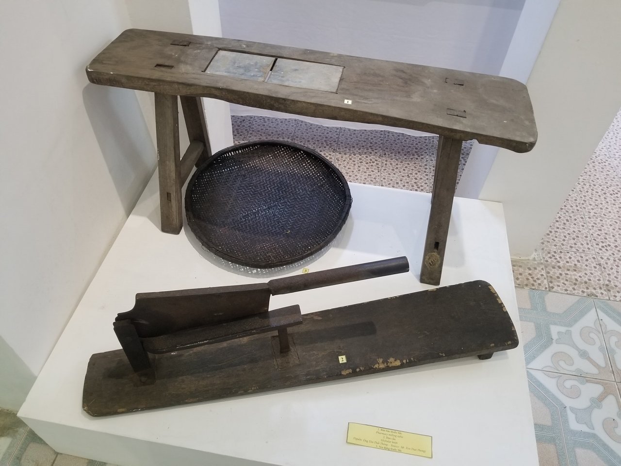 tai-hien-tinh-hoa-dong-y-hue-xua-va-nay