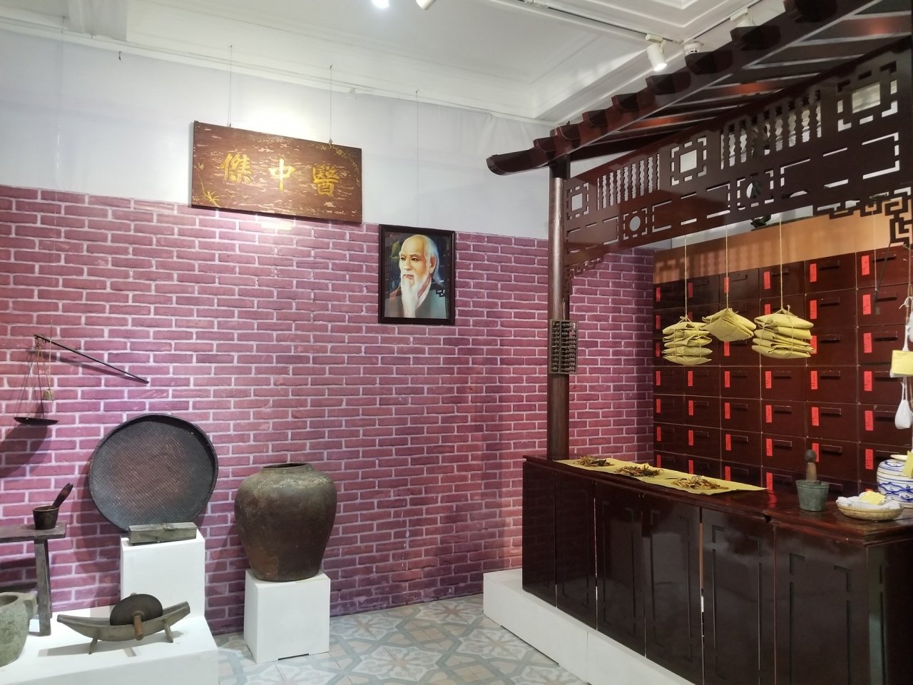 tai-hien-tinh-hoa-dong-y-hue-xua-va-nay