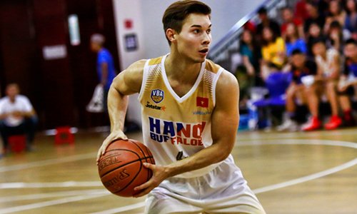 Vincent Nguyễn trong màu áo Hà Nội Buffaloes mùa giải 2017. Ảnh: VBA.