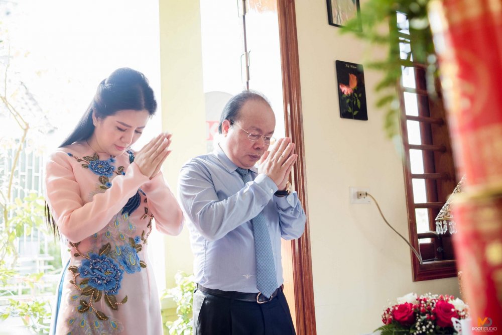 tiet-lo-thiep-cuoi-cua-ca-si-dinh-hien-anh-va-chong-la-thu-truong-bo-tai-chinh