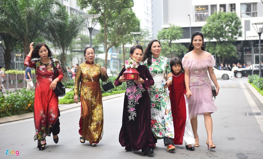 a-hau-thanh-tu-nam-chat-tay-chong-dai-gia-trong-le-don-dau