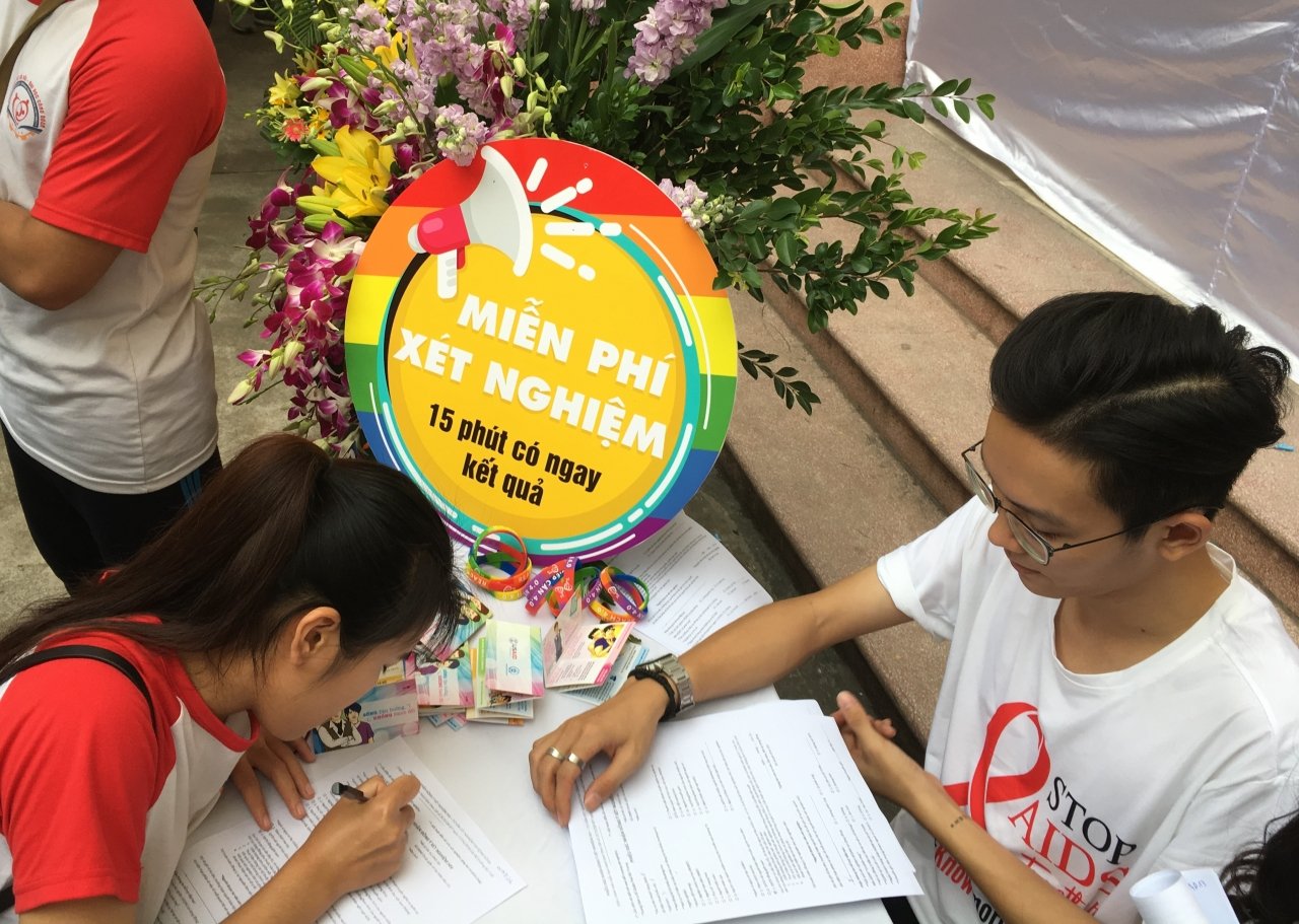 cong-dong-lgbt-ha-noi-tung-bung-ngay-hoi-phong-chong-hiv