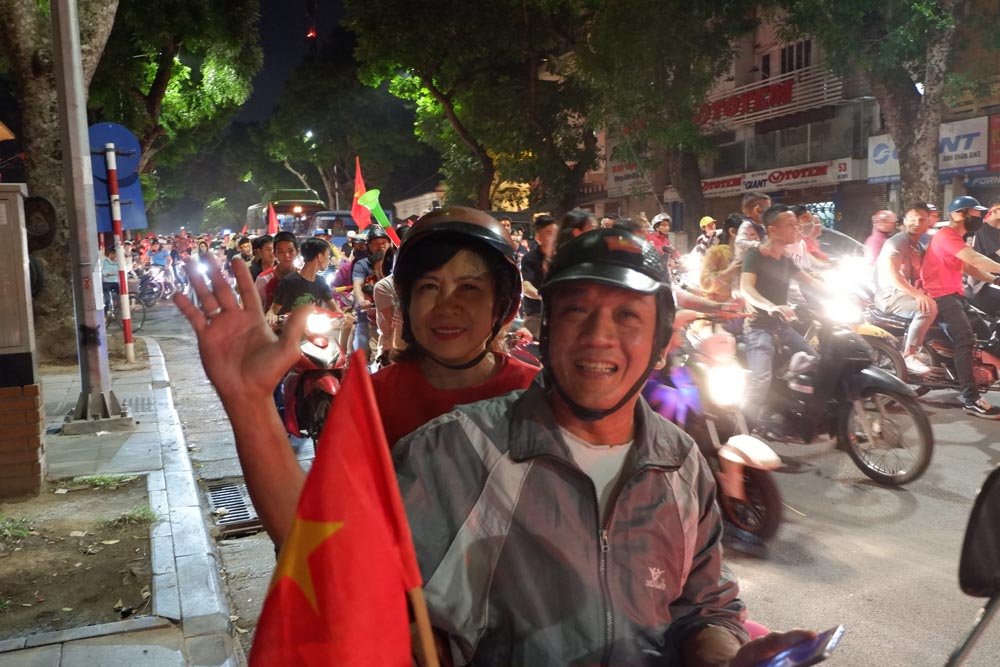ha-noi-hang-nghin-nguoi-do-ra-duong-an-mung-chien-thang-cua-doi-tuyen-viet-nam