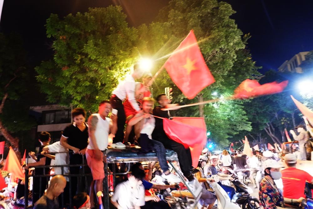 ha-noi-hang-nghin-nguoi-do-ra-duong-an-mung-chien-thang-cua-doi-tuyen-viet-nam
