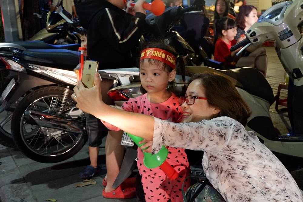 ha-noi-hang-nghin-nguoi-do-ra-duong-an-mung-chien-thang-cua-doi-tuyen-viet-nam