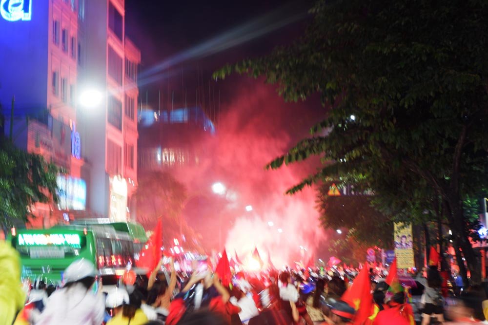 ha-noi-hang-nghin-nguoi-do-ra-duong-an-mung-chien-thang-cua-doi-tuyen-viet-nam