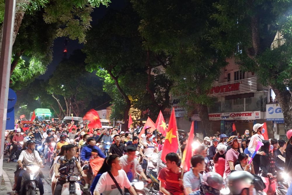 ha-noi-hang-nghin-nguoi-do-ra-duong-an-mung-chien-thang-cua-doi-tuyen-viet-nam