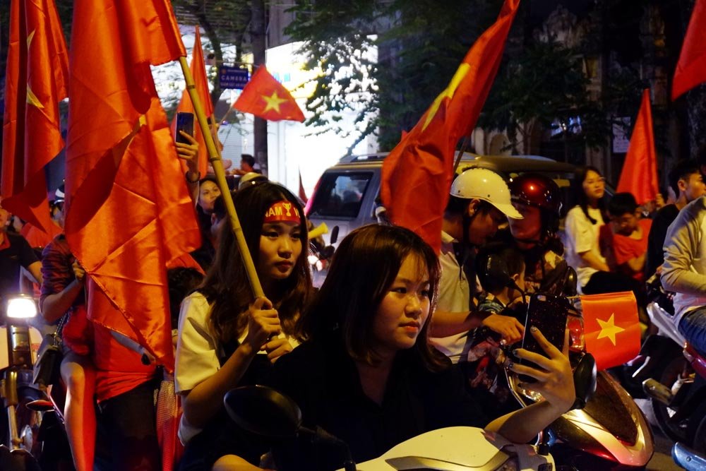 ha-noi-hang-nghin-nguoi-do-ra-duong-an-mung-chien-thang-cua-doi-tuyen-viet-nam