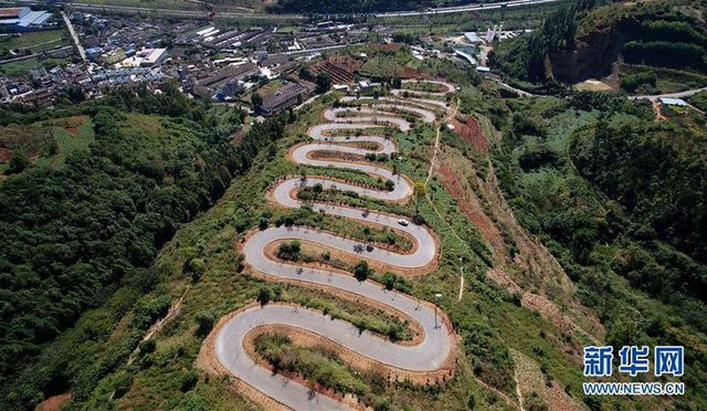 Hàng chục khúc cua nối tiếp nhau trên quãng đường hơn 6km