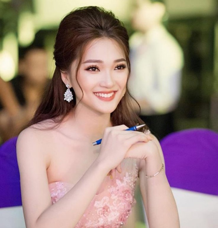 ban-gai-tin-don-cau-thu-van-duc-sexy-tung-lot-top-hoa-hau-hoan-vu