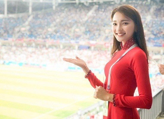 ban-gai-tin-don-cau-thu-van-duc-sexy-tung-lot-top-hoa-hau-hoan-vu
