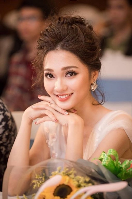 ban-gai-tin-don-cau-thu-van-duc-sexy-tung-lot-top-hoa-hau-hoan-vu