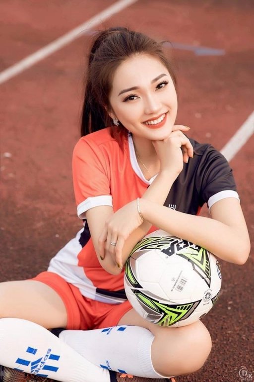 ban-gai-tin-don-cau-thu-van-duc-sexy-tung-lot-top-hoa-hau-hoan-vu