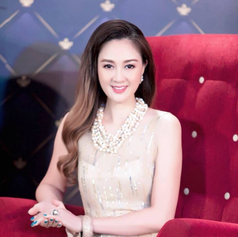 hoa-hau-dam-luu-ly-nghi-lam-tiep-vien-hang-khong-de-sinh-con