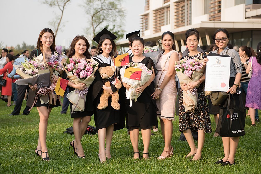 ngoc-thanh-tam-nhan-bang-tot-nghiep-loai-gioi-truong-dai-hoc-quoc-te