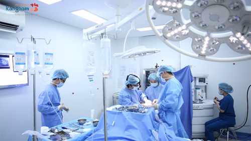Phẫu thuật nâng ngực cần thực hiện tại phòng phẫu thuật đạt chuẩn.