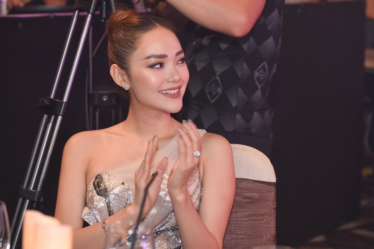 minh-hang-ngay-cang-khac-la-sau-loat-nghi-van-phau-thuat-tham-my