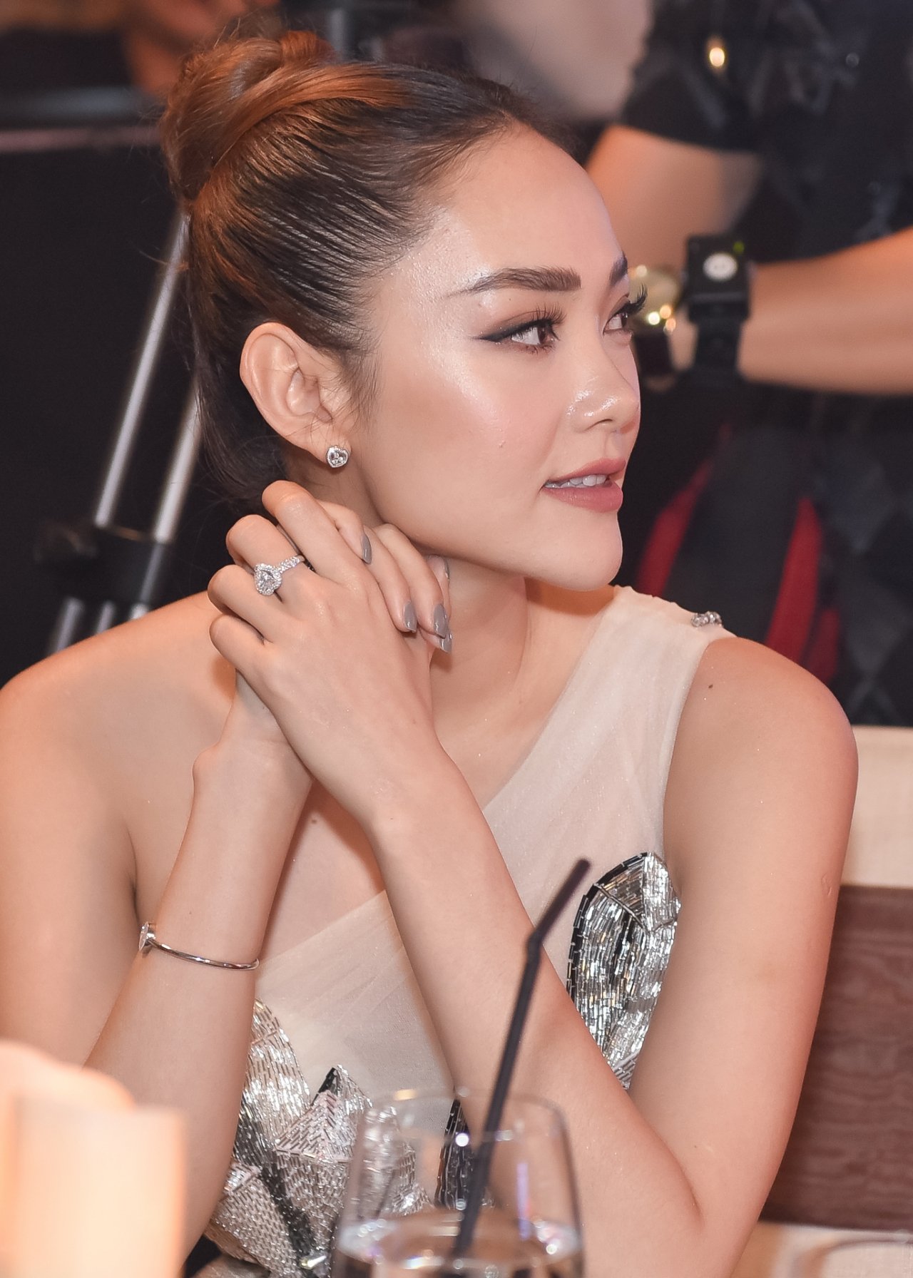 minh-hang-ngay-cang-khac-la-sau-loat-nghi-van-phau-thuat-tham-my