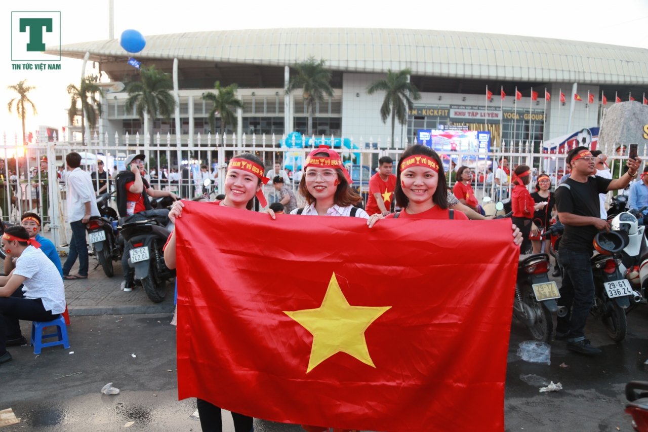 nhung-bong-hong-co-vu-doi-tuyen-viet-nam-vao-chung-ket-aff-cup-2018
