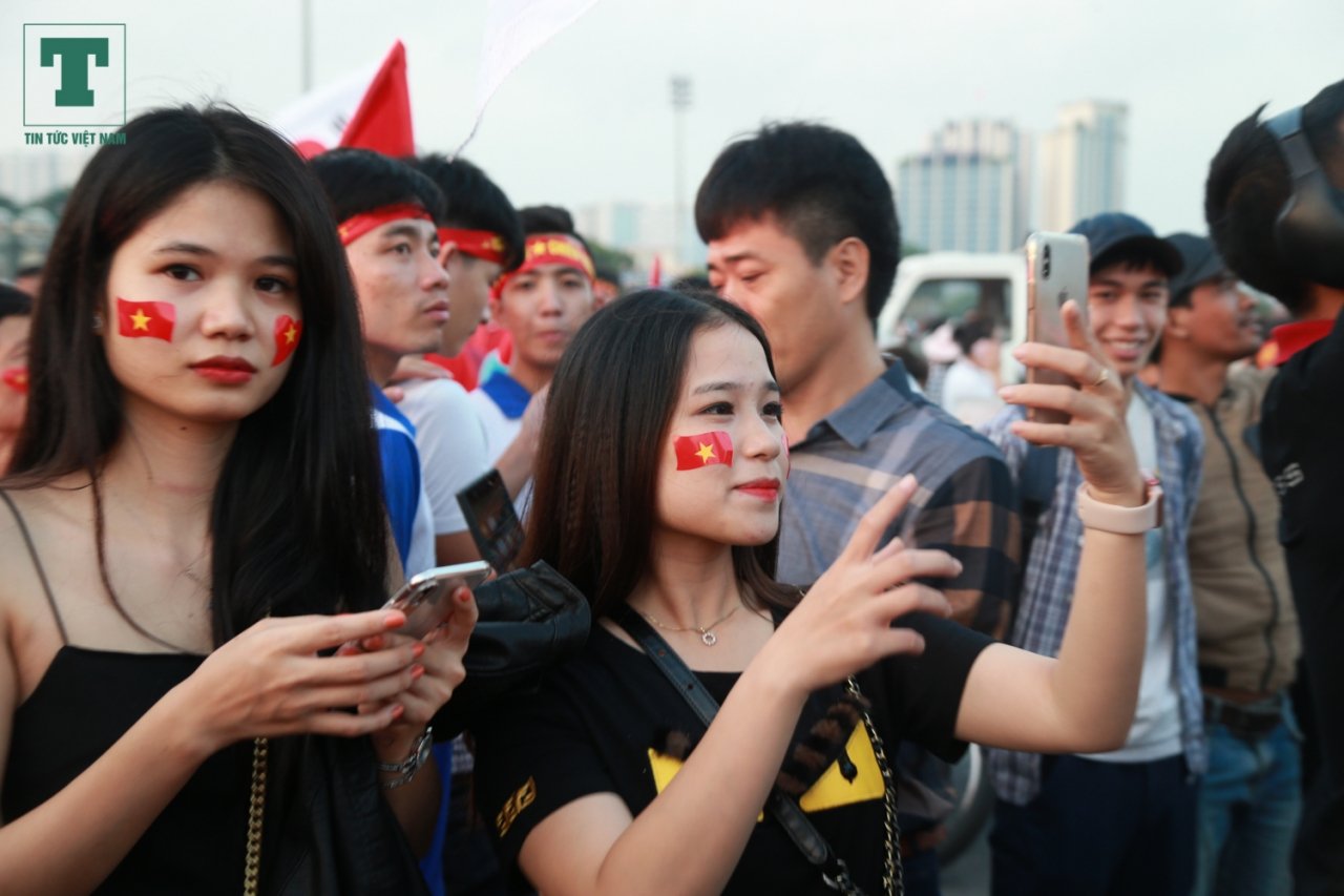 nhung-bong-hong-co-vu-doi-tuyen-viet-nam-vao-chung-ket-aff-cup-2018