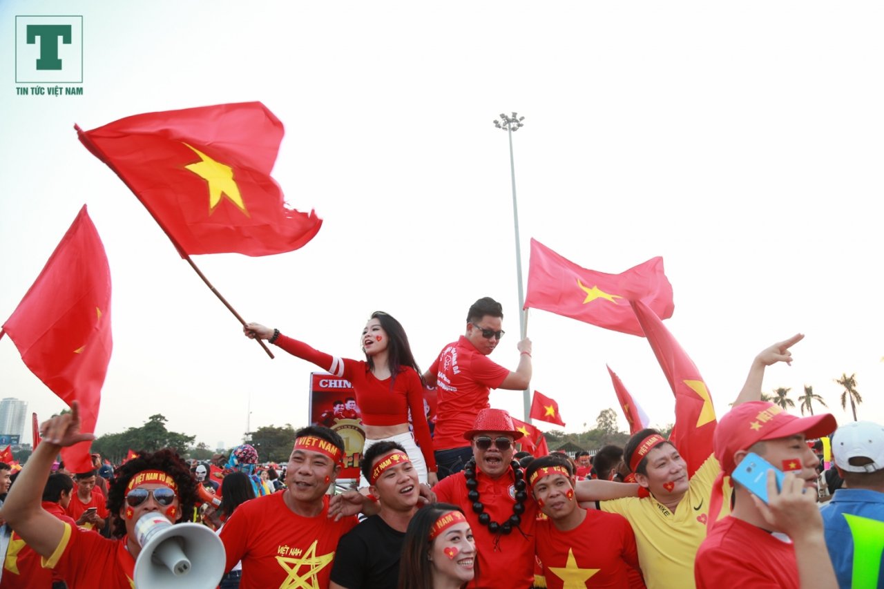 nhung-bong-hong-co-vu-doi-tuyen-viet-nam-vao-chung-ket-aff-cup-2018