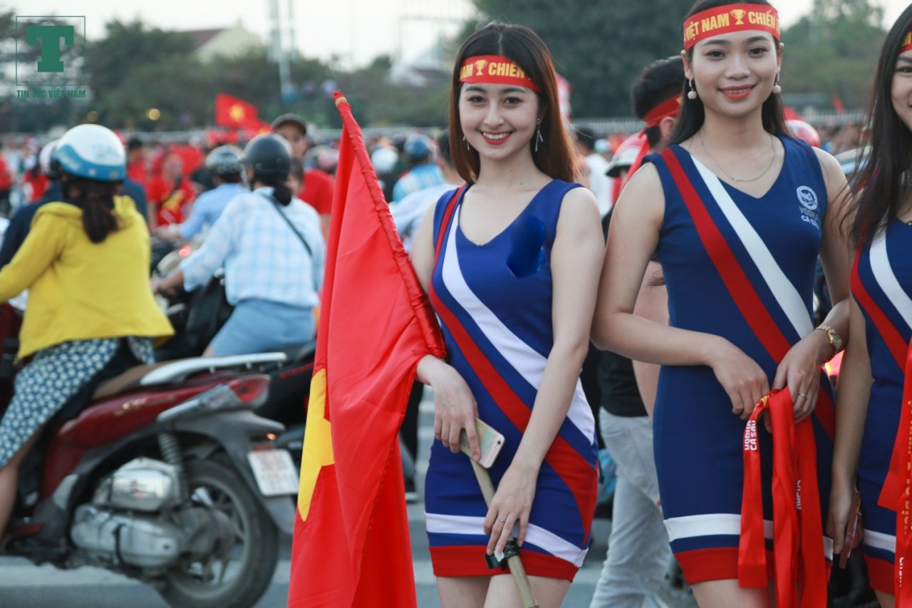 nhung-bong-hong-co-vu-doi-tuyen-viet-nam-vao-chung-ket-aff-cup-2018