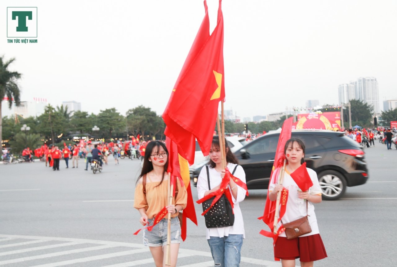 nhung-bong-hong-co-vu-doi-tuyen-viet-nam-vao-chung-ket-aff-cup-2018