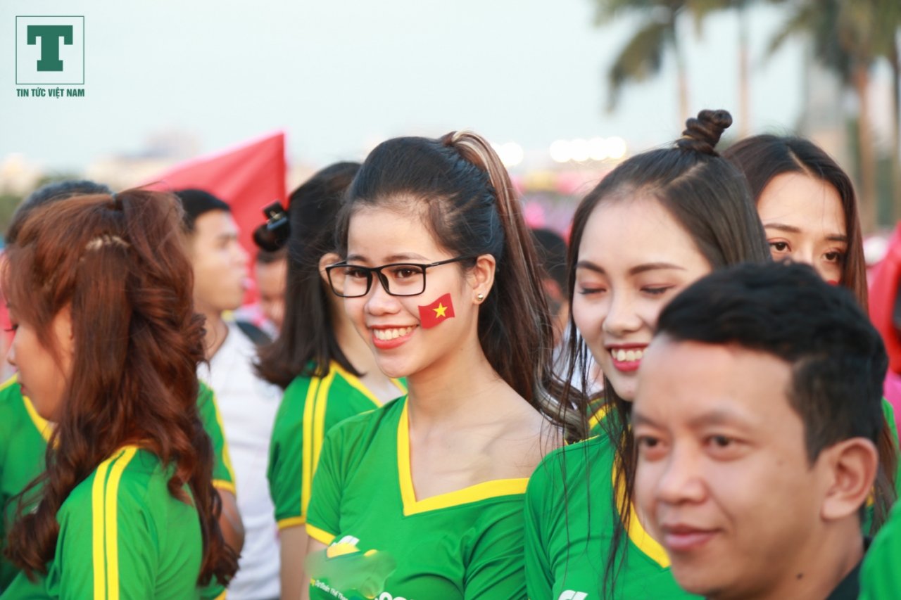 nhung-bong-hong-co-vu-doi-tuyen-viet-nam-vao-chung-ket-aff-cup-2018