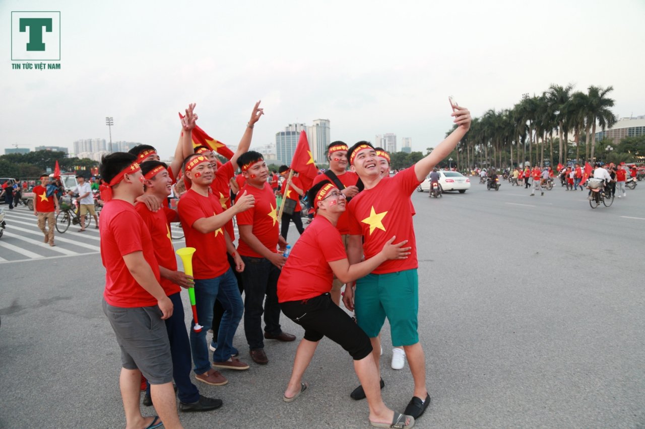 nhung-bong-hong-co-vu-doi-tuyen-viet-nam-vao-chung-ket-aff-cup-2018