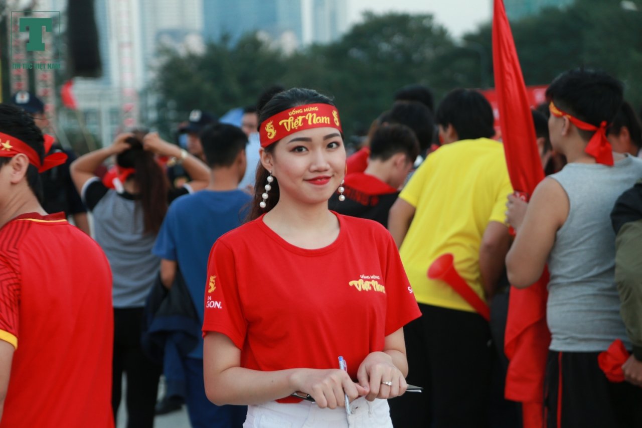 nhung-bong-hong-co-vu-doi-tuyen-viet-nam-vao-chung-ket-aff-cup-2018