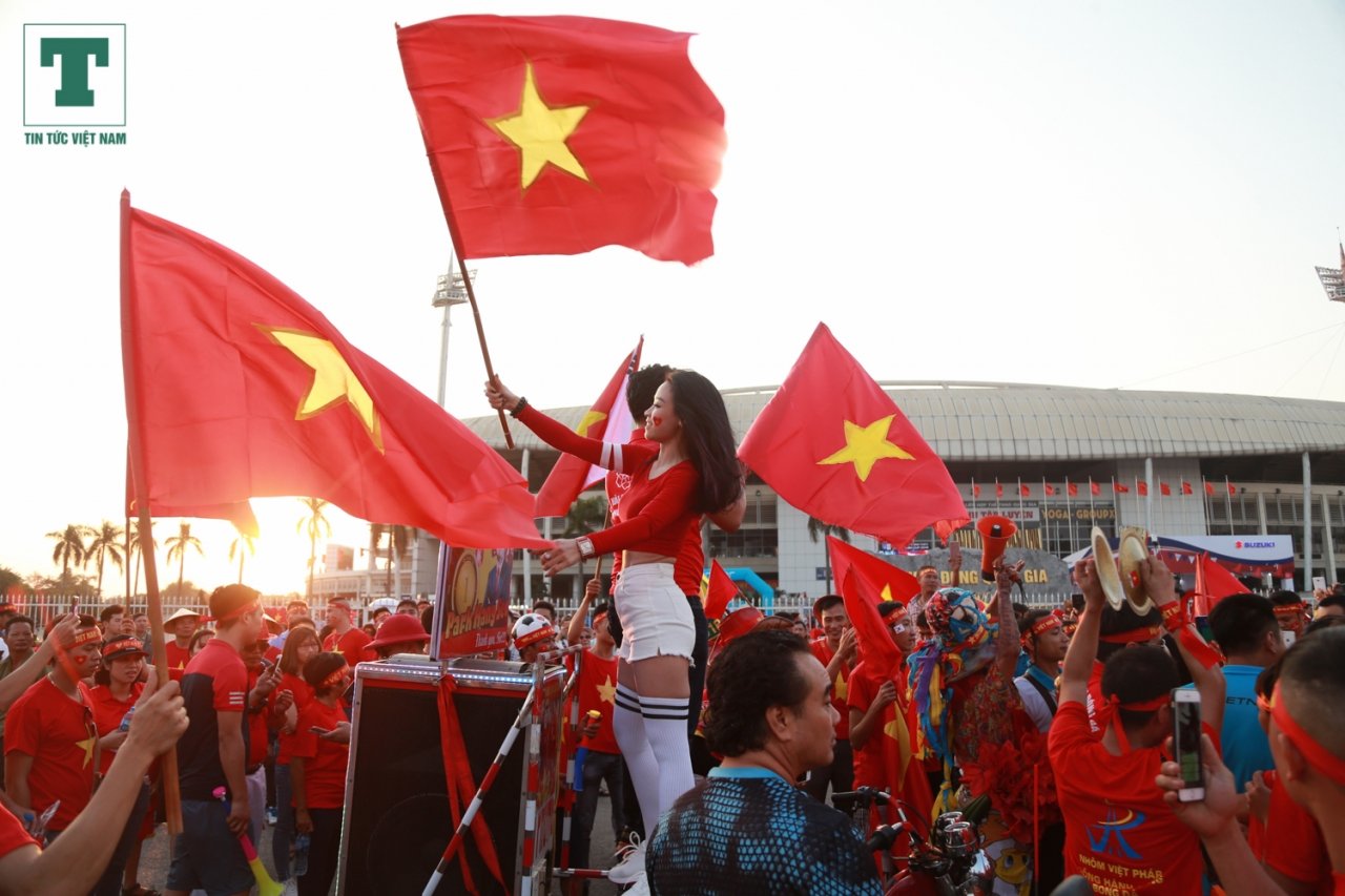 nhung-bong-hong-co-vu-doi-tuyen-viet-nam-vao-chung-ket-aff-cup-2018