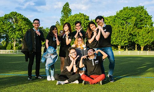 Sinh viên Việt Nam tại Paris. Ảnh: Nguyễn Linh