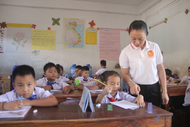 day-chu-viet-o-savanakhet-giu-tieng-viet-que-huong-tren-dat-ban-lao