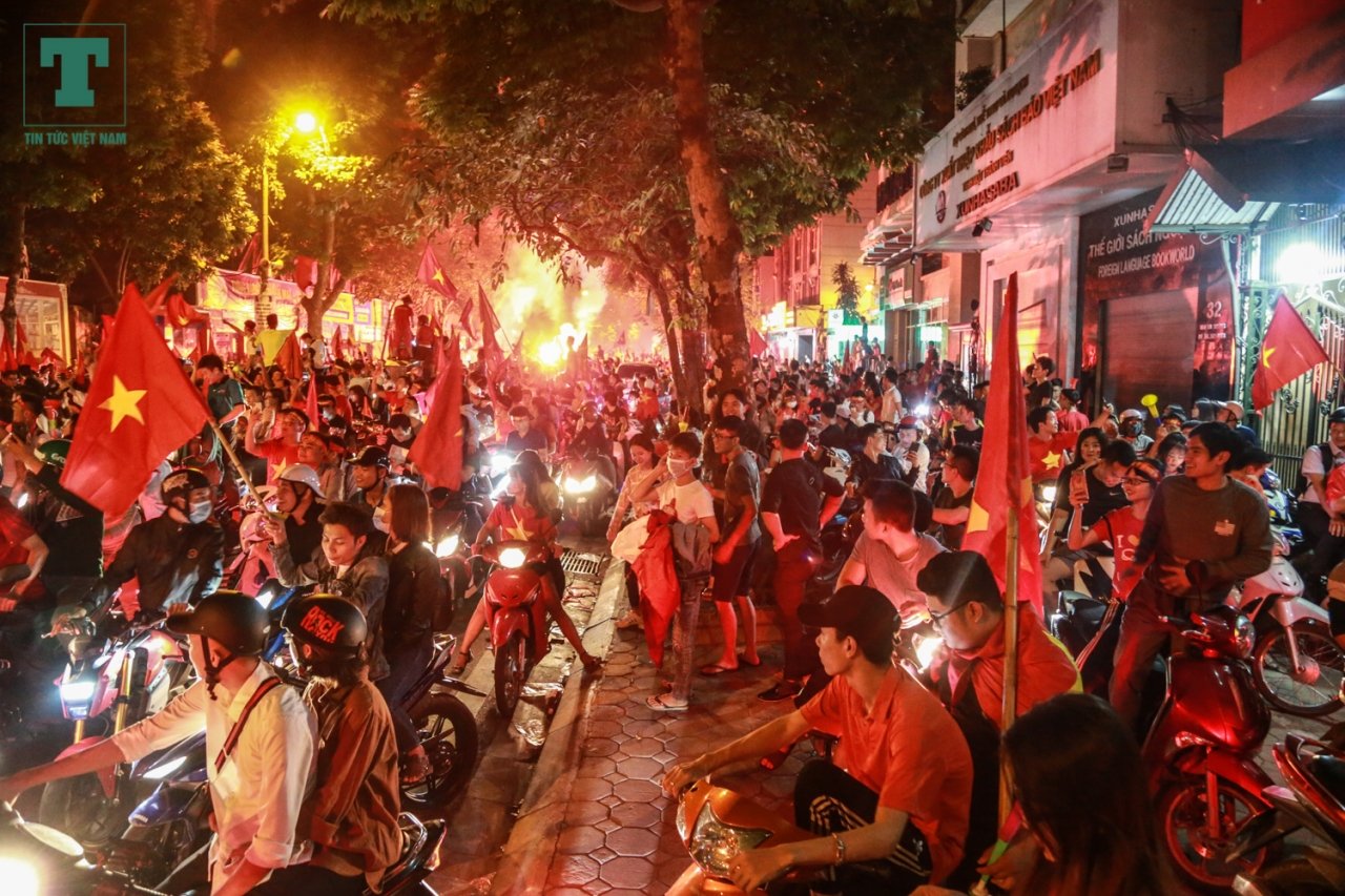 thanh-trung-di-bao-cung-cac-cdv-du-khach-nuoc-ngoai-treo-xe-tai-an-mung-viet-nam-vao-chung-ket-aff-cup