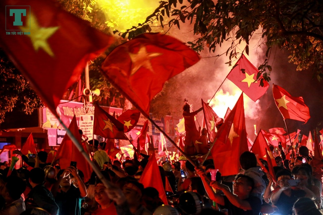 thanh-trung-di-bao-cung-cac-cdv-du-khach-nuoc-ngoai-treo-xe-tai-an-mung-viet-nam-vao-chung-ket-aff-cup
