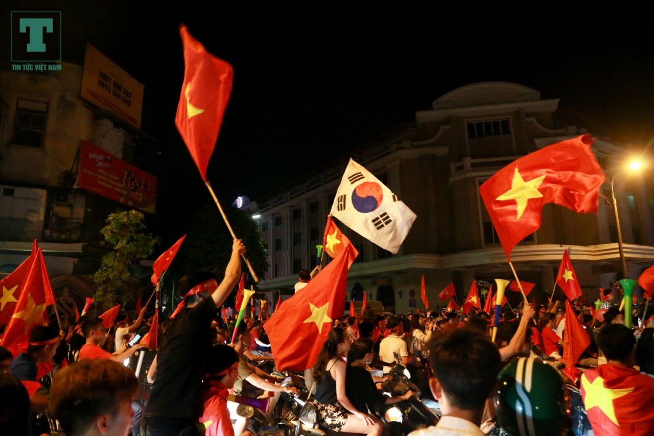 thanh-trung-di-bao-cung-cac-cdv-du-khach-nuoc-ngoai-treo-xe-tai-an-mung-viet-nam-vao-chung-ket-aff-cup