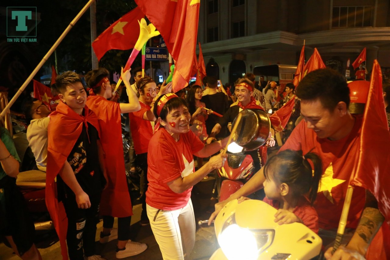 thanh-trung-di-bao-cung-cac-cdv-du-khach-nuoc-ngoai-treo-xe-tai-an-mung-viet-nam-vao-chung-ket-aff-cup