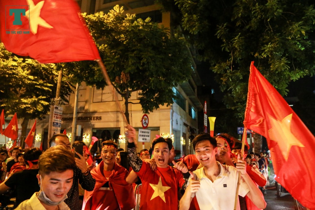 thanh-trung-di-bao-cung-cac-cdv-du-khach-nuoc-ngoai-treo-xe-tai-an-mung-viet-nam-vao-chung-ket-aff-cup