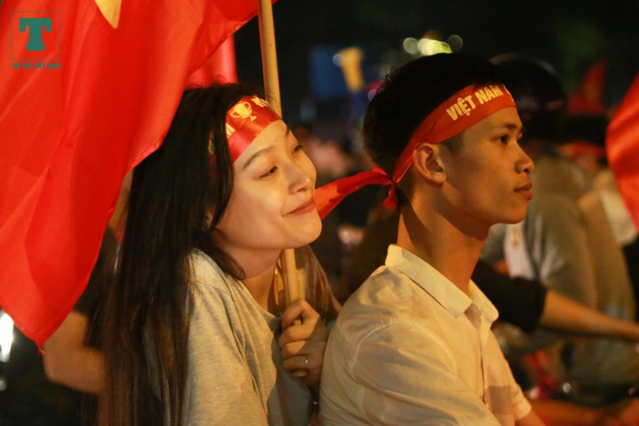 thanh-trung-di-bao-cung-cac-cdv-du-khach-nuoc-ngoai-treo-xe-tai-an-mung-viet-nam-vao-chung-ket-aff-cup